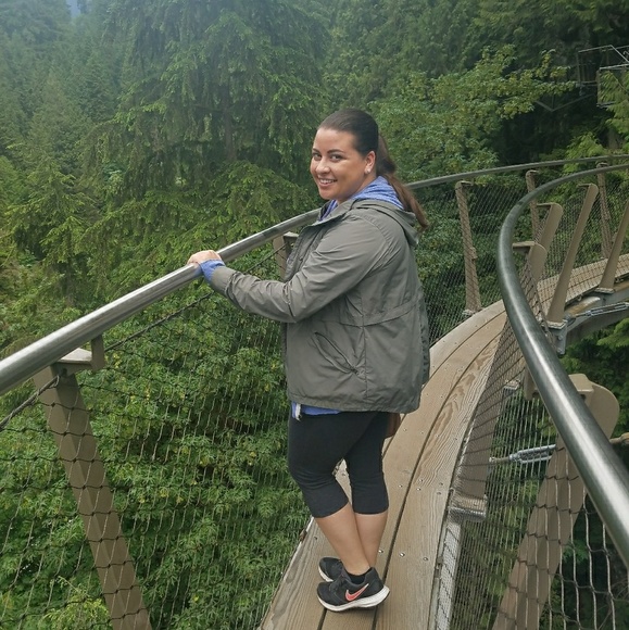 Meet your Posher, Lauren! - Picture 1 of 4